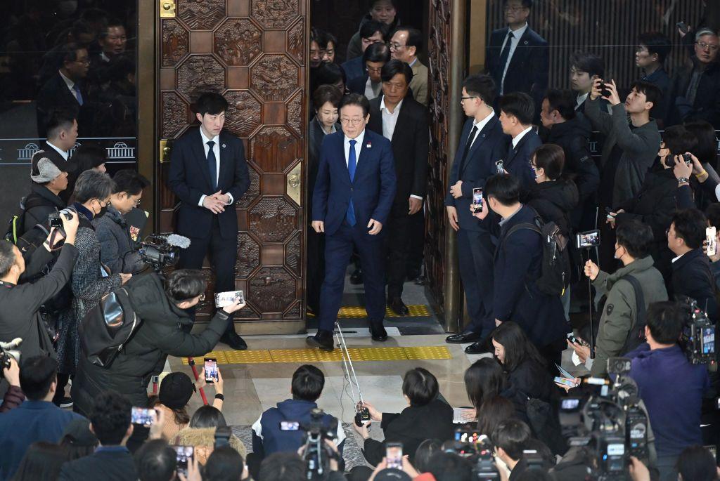 Lee Jae-myung, líder del opositor Partido Democrático de Corea del Sur, sale de la Asamblea Nacional después de la derogación de la ley marcial, 4 de diciembre de 2024