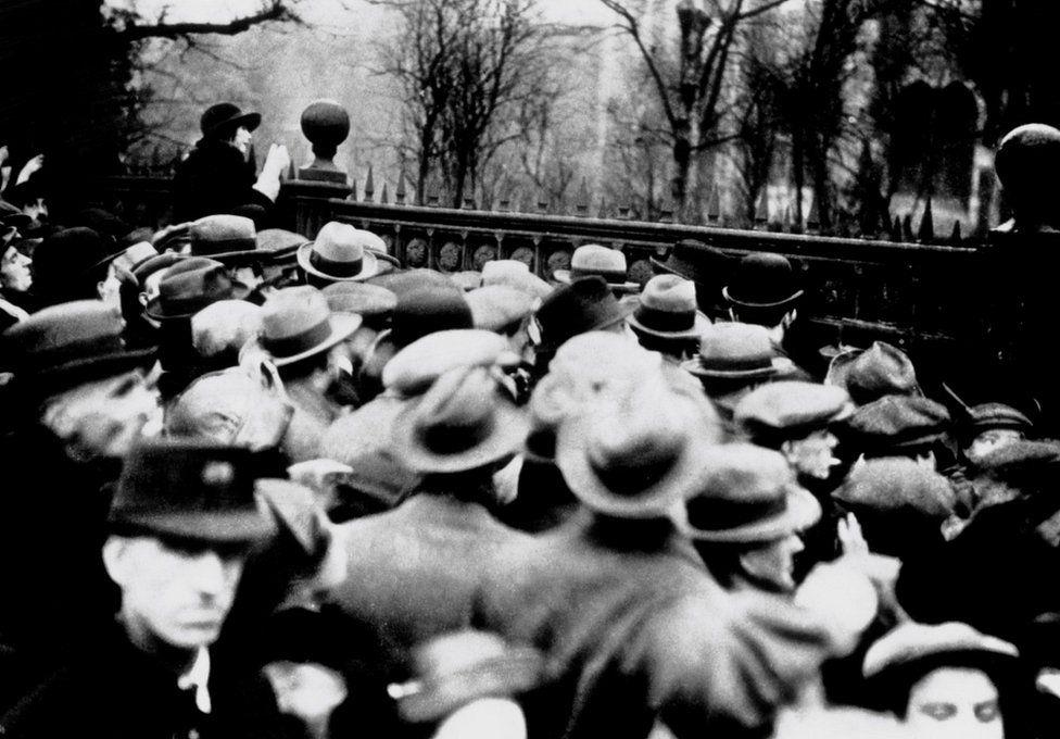 Halloway Cezaevi önünde Edith'in idam edildiği gün biriken kalabalık