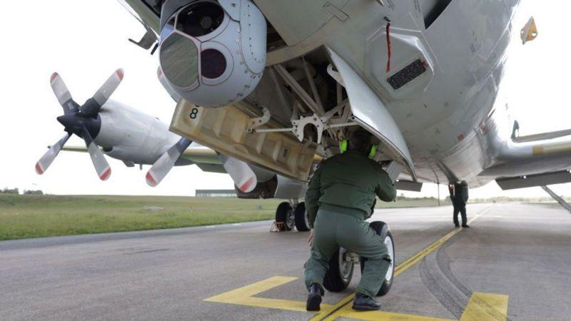 Avião de vigilância marinha Orion P-3C fotografado na Alemanha. Ele é similar à aeronave sendo utilizada pelo Canadá para vasculhar o Atlântico em busca do submarino Titan.