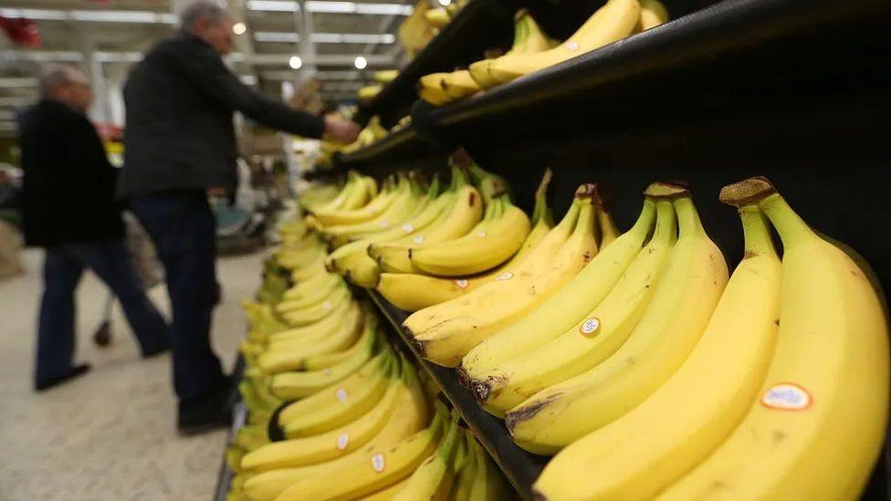 Cachos de banana madura em prateleira de supermercado