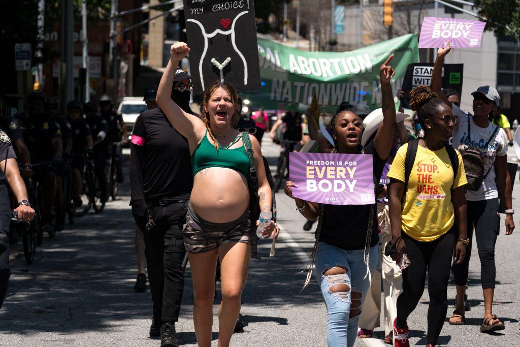 Manifestantes en Atlanta contra las restricciones al aborto