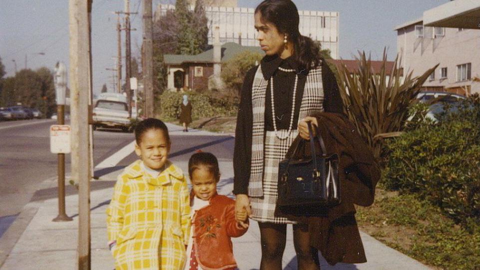 Kamala de niña con su madre y su hermana menor Maya.