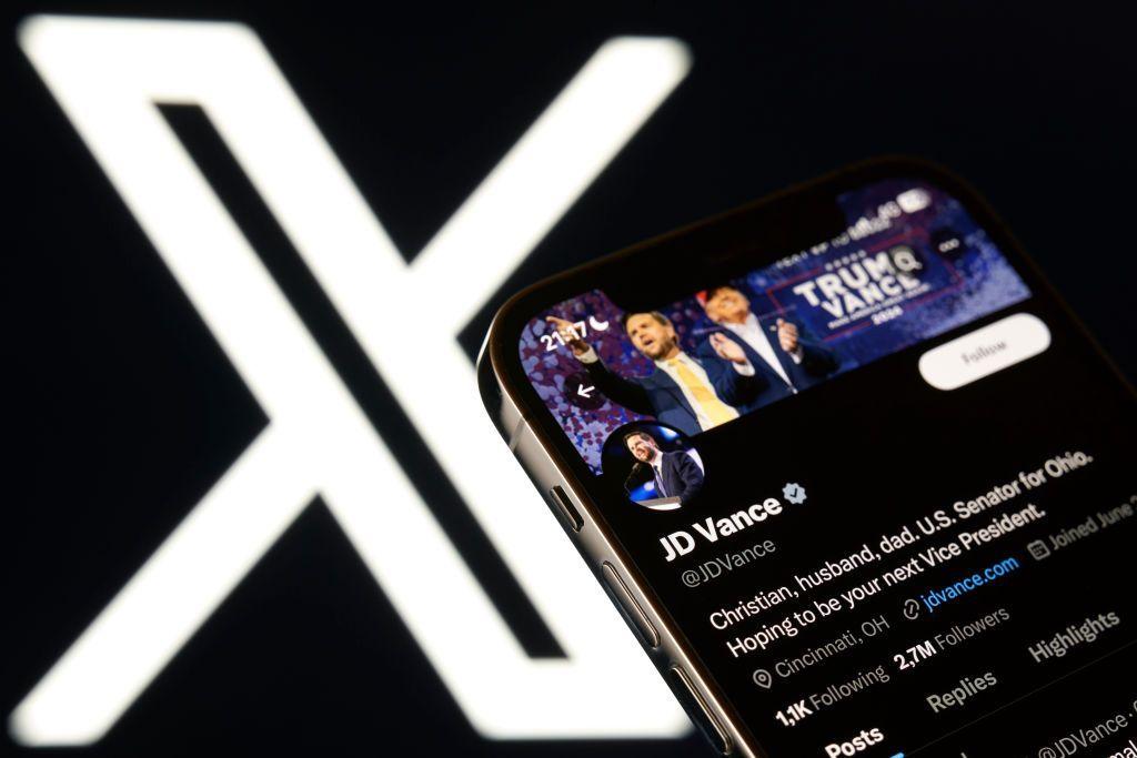 Um celular mostrando a conta de JD Vance no X