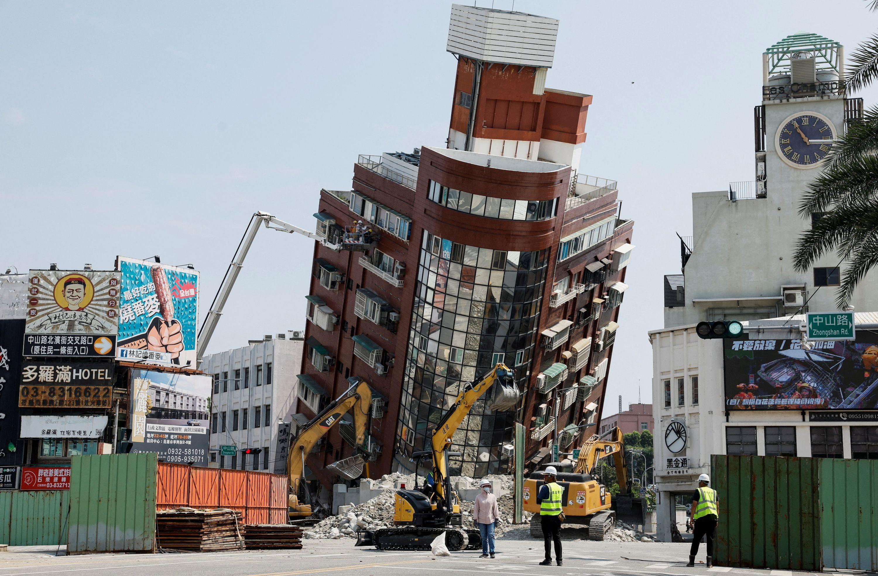 Um edifício danificado pelo terremoto na cidade de Hualien em 4 de abril de 2024