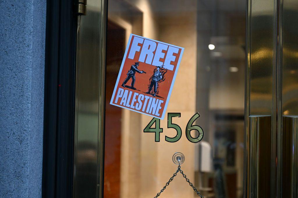 Sekelompok aktivis menyalakan lilin di luar konsulat Israel pada 26 Februari 2024 di San Francisco, California, Amerika Serikat mengenang Aaron Bushnell.