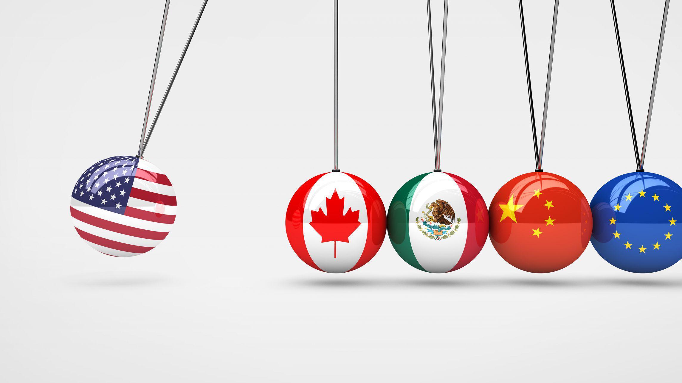 Unas bolas con las banderas de EE.UU., Canadá, México, China y la Unión Europea.