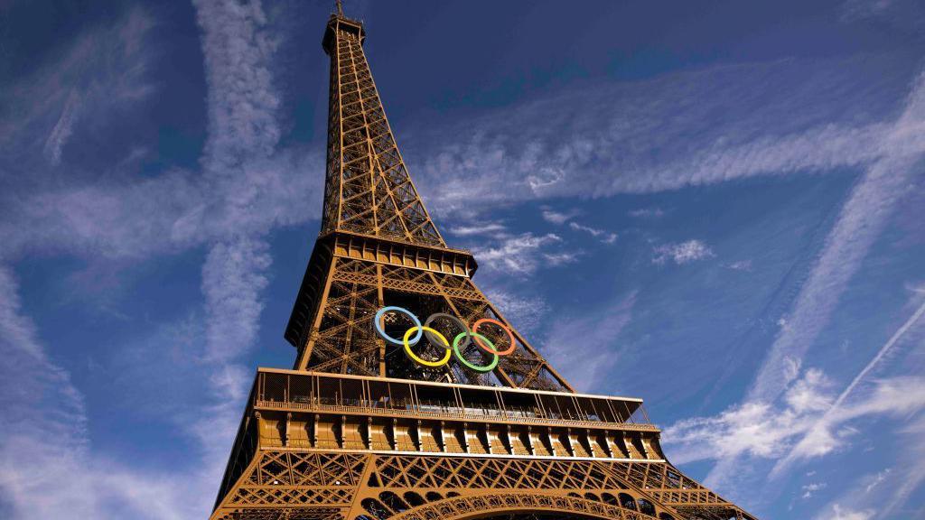 Torre Eiffel decorada con los anillos olímpicos