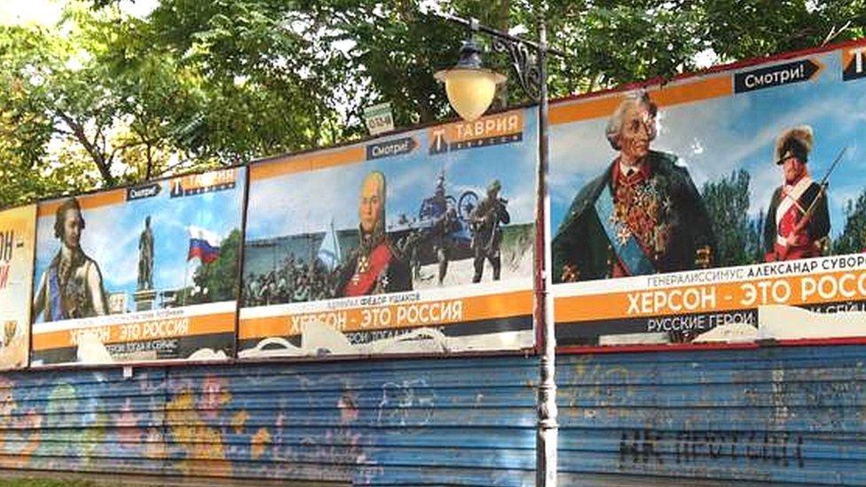Herson'da ünlü Rusları gösteren reklam panoları 