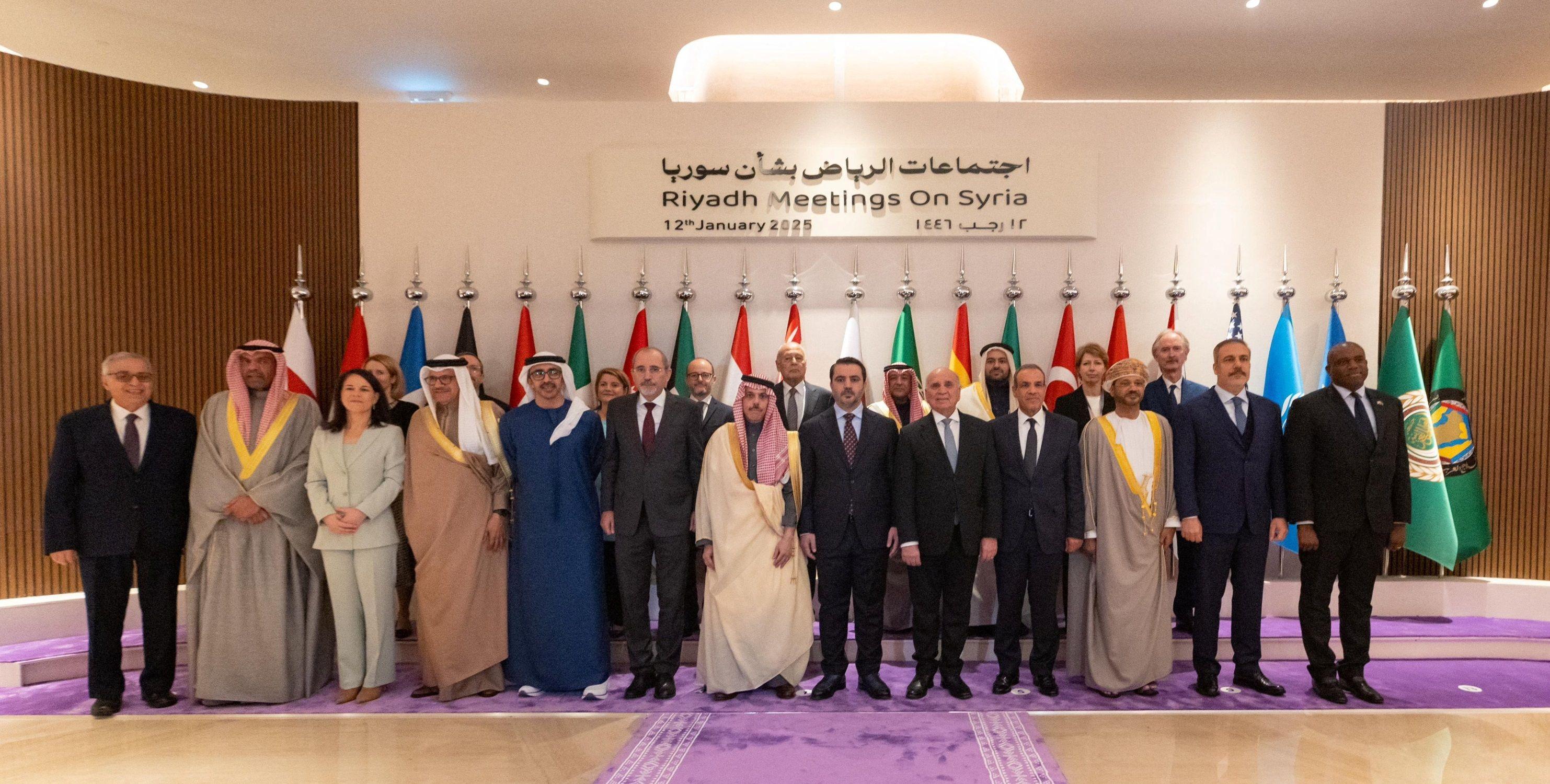 صورة جماعية للمشاركين في اجتماع لوزراء خارجية الدول العربية والأوروبية لمناقشة الوضع في سوريا، في الرياض في 12 يناير/كانون الثاني 2025.