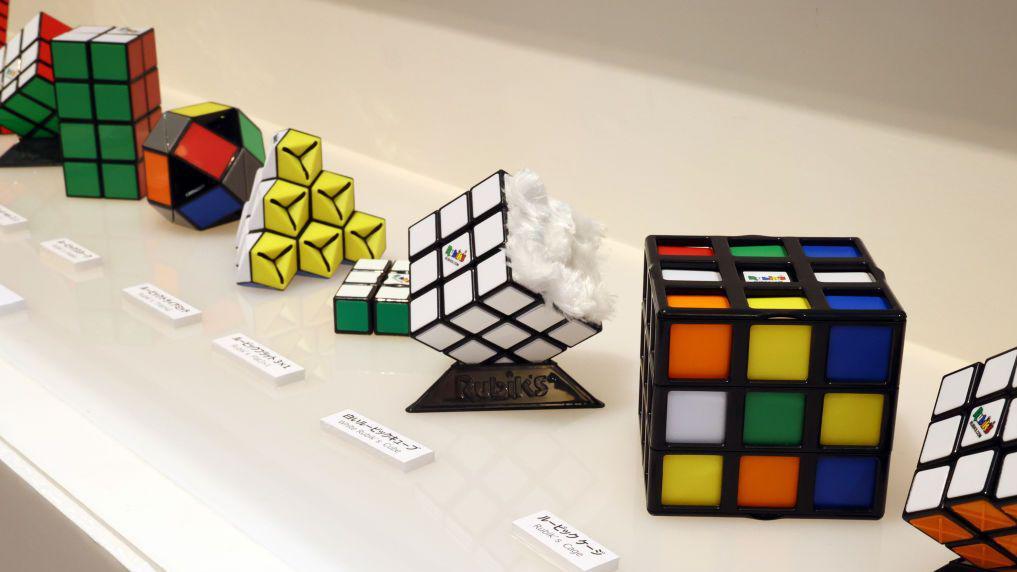 Distintos cubos de Rubik. 