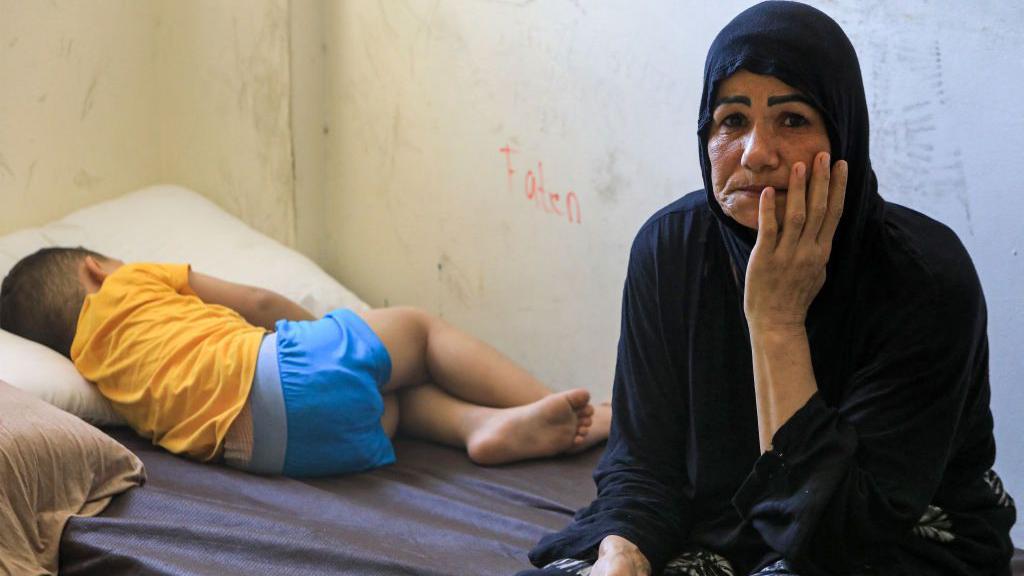 Miembros de una familia desplazada por el conflicto en el sur de Líbano en una escuela convertida en refugio temporal en Beirut, el 24 de septiembre de 2024.