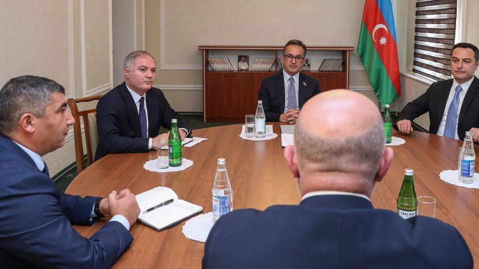 مفاوضون من أذربيجان والأرمن