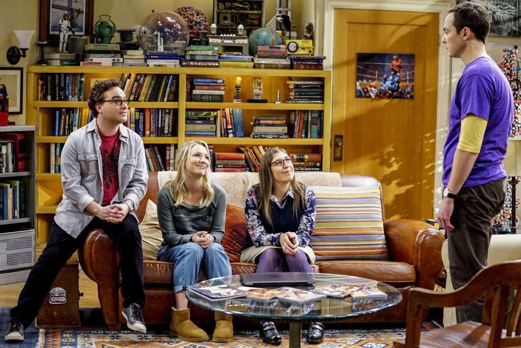 Personagens sentados no sofá em cena da série 'The Big Bang Theory'  