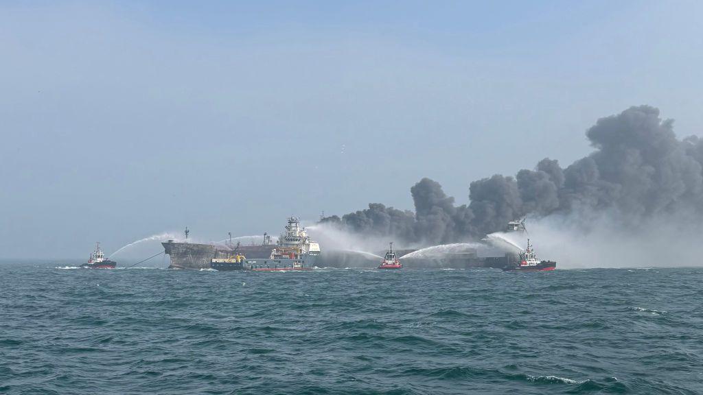 Imagen de barcos tratando de apagar el fuego que se inició tras la colisión.