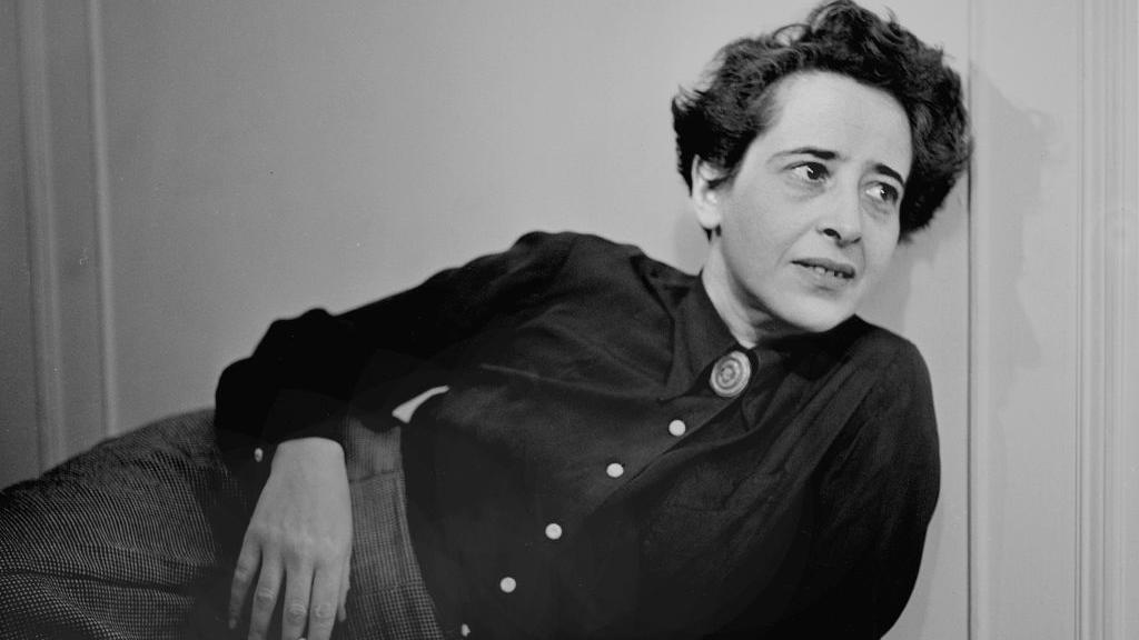 الفيلسوفة الألمانية الأمريكية حنة آرنت عام 1949