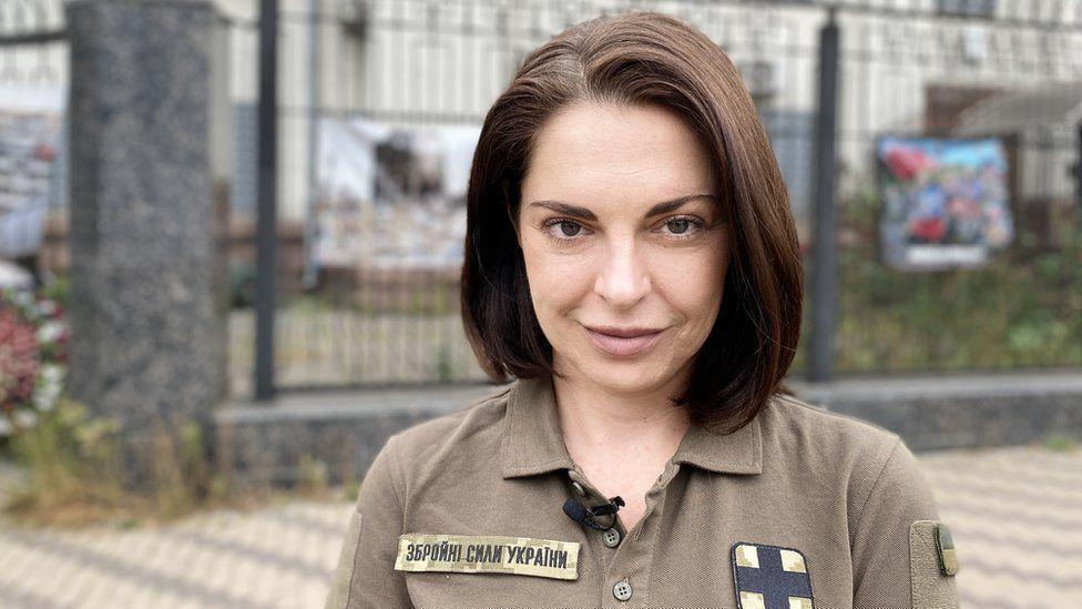 Anastasia, con su uniforme militar.