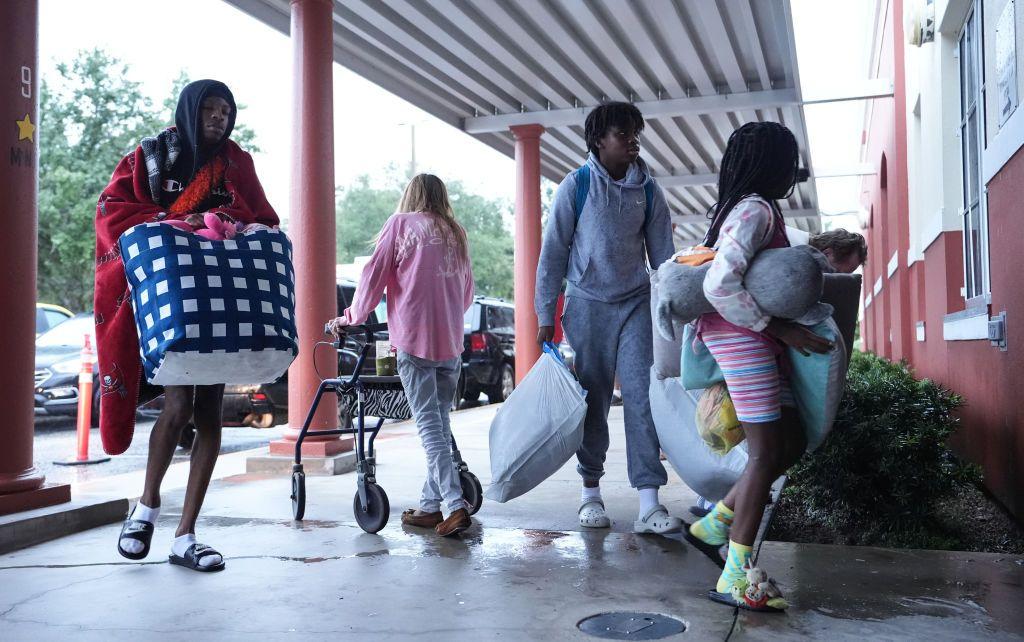 Personas entran a un refugio en Palmetto