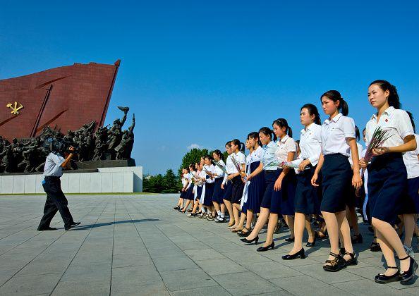 북한 여학생들이 평양 만수대언덕에 있는 김일성·김정일 동상에 헌화하는 모습