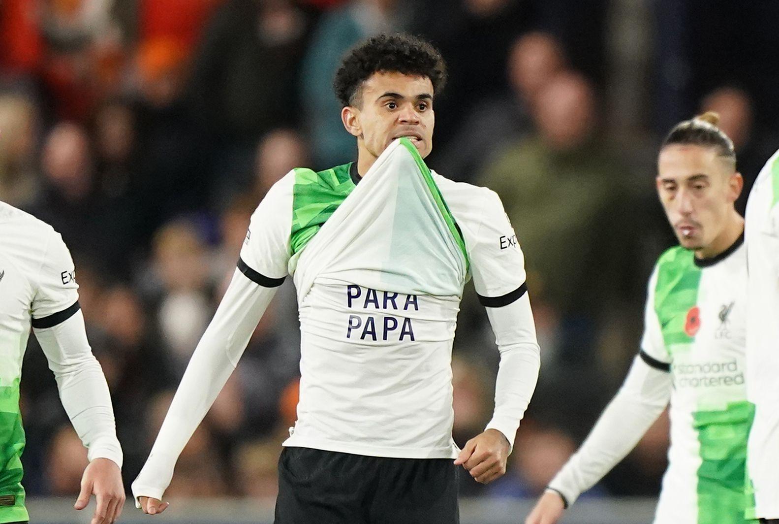 Luis Díaz mostró una camiseta que decía libertad para papá, luego de anotar un gol en el último minuto del partido.