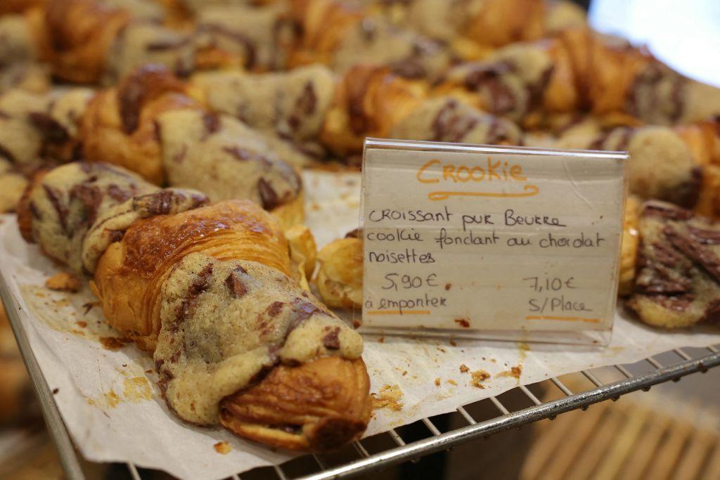 Foto yang diambil pada 2 April 2024 ini menunjukkan "Crookies", croissant tradisional Prancis yang dipadukan dengan adonan kue cookie, di sebuah toko kue milik koki Stephane Louvard di Paris.