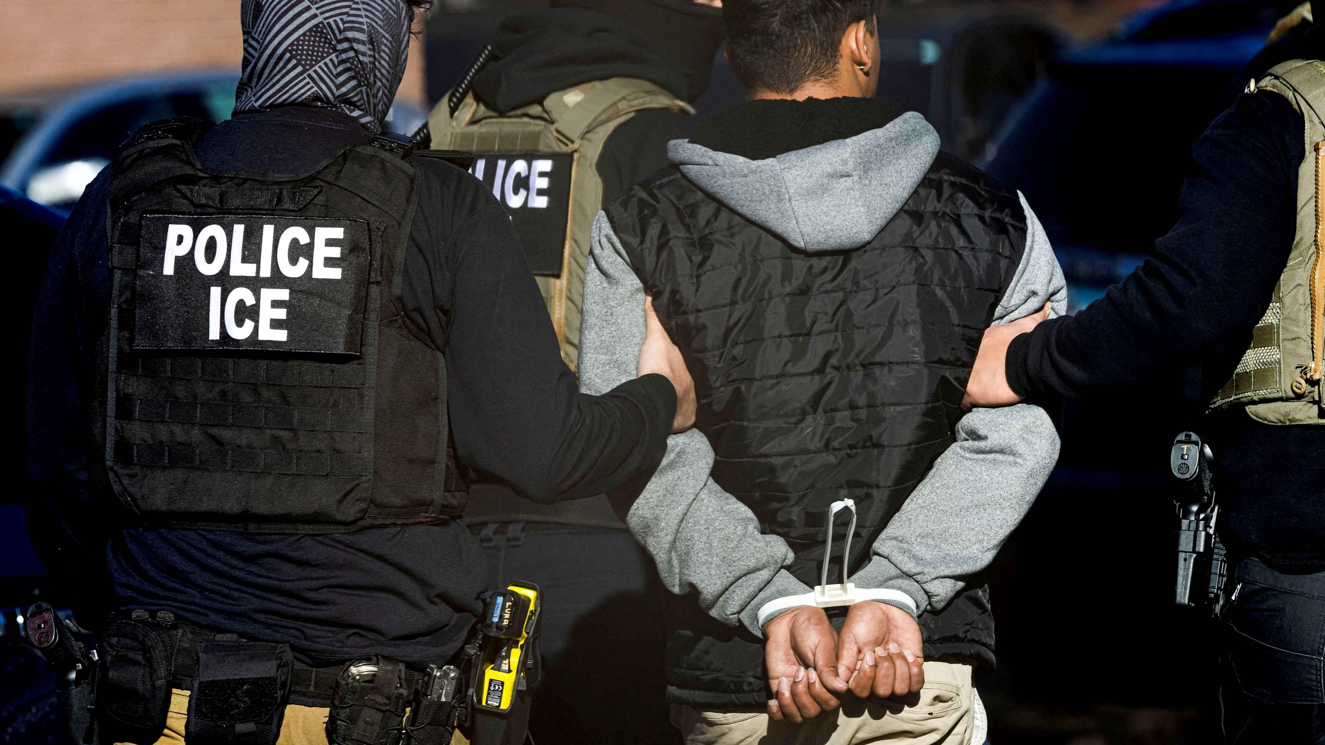 Agentes do ICE prendem homem em condomínio de Denver, Colorado