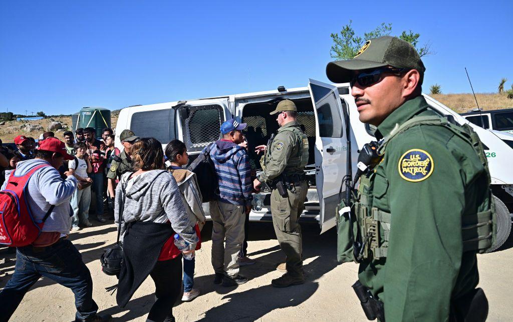 Migrantes detenidos en la frontera de EE.UU.