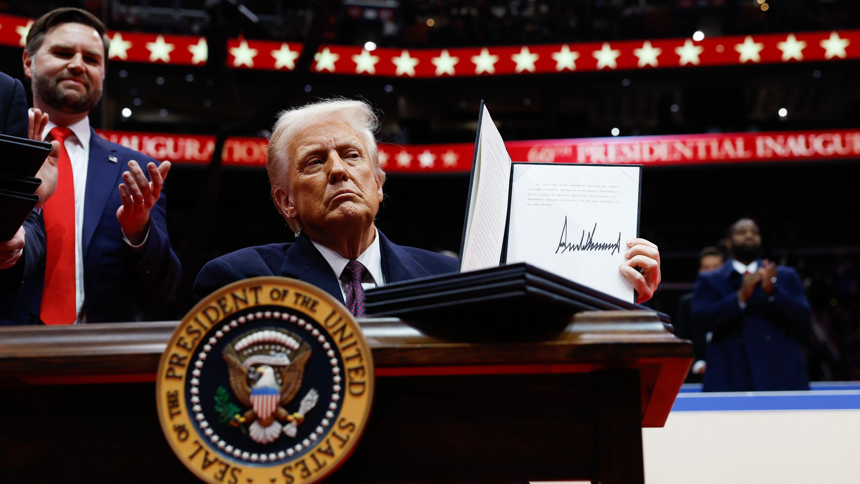 El presidente de Estados Unidos, Donald Trump, sostiene una orden ejecutiva después de firmarla durante un desfile inaugural en el interior del Capital One Arena el 20 de enero de 2025.