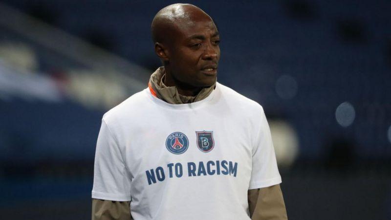 Pierre Weibó com camiseta escrito: Não ao racismo, em espanhol