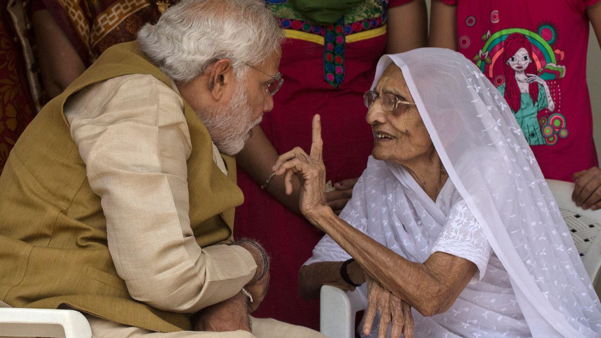 رئيس الوزراء الهندي ناريندرا مودي مع والدته.