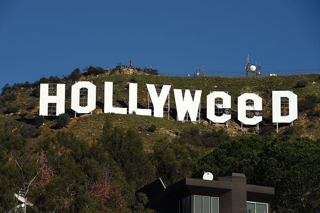 El letrero de Hollywood cambió a Hollyweed el 1 de enero de 2017 en Los Ángeles, California.