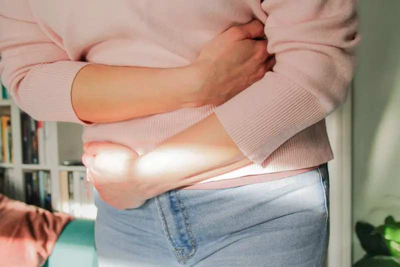 Se o nosso intestino processar os alimentos com lentidão, podem ocorrer inchaços ou fortes dores abdominais, em alguns casos.