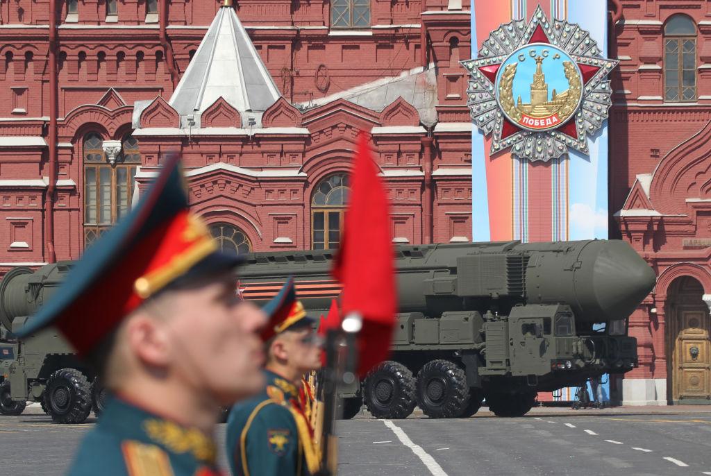 Soldados rusos junto a una lanzadera de misiles intercontinentales en un desfile en Moscú.