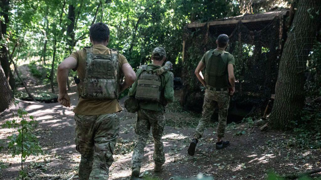 Soldados de la 116.ª Brigada operan con el obús autopropulsado 2S1 'Gvozdika' en dirección a la zona de Kupiansk en la provincia de Járkov, Ucrania,