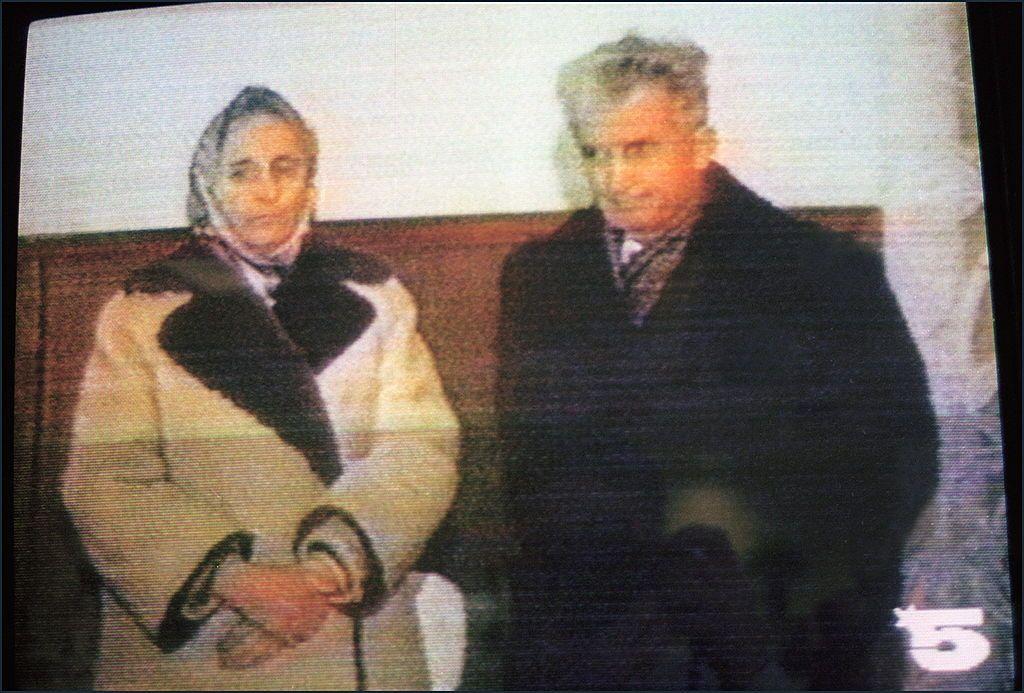 Elena Ceaucescu y Nicolae Ceaucescu ante una cámara de televisión el 25 de diciembre de 1989 en Bucarest durante su juicio.