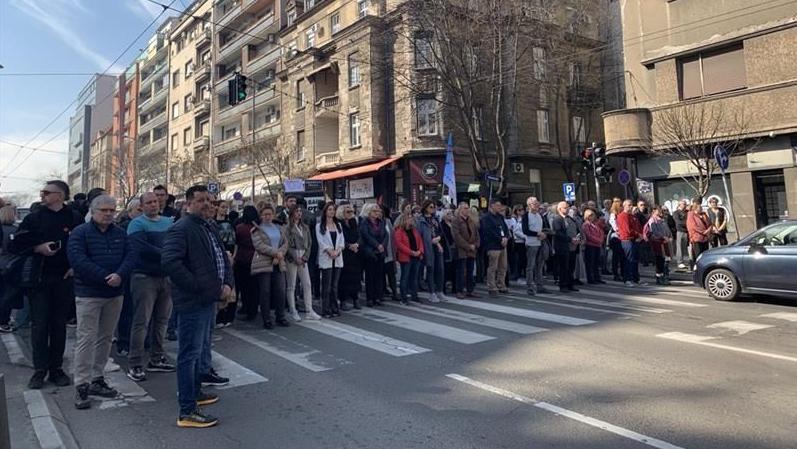 Odavanje pošte stradalima 15-minutnom ćutnjom u Takovskoj ulici, 7. mart 2025.