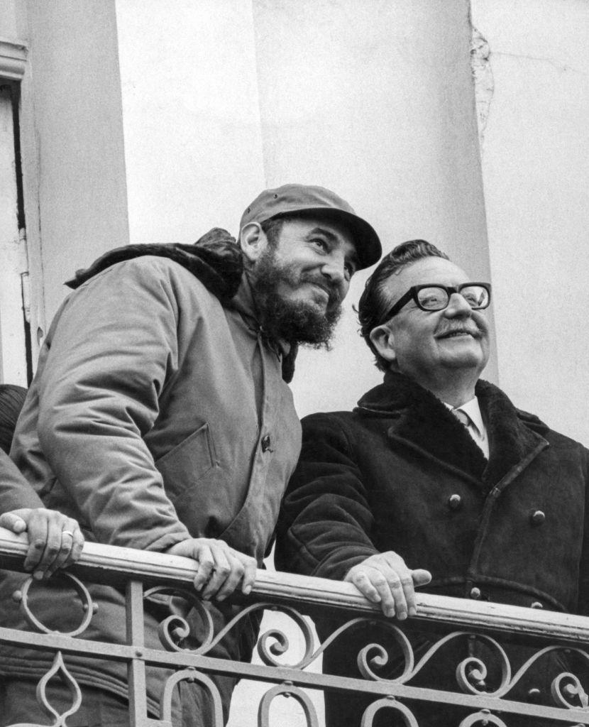 Fidel Castro e Salvador Allende em varanda