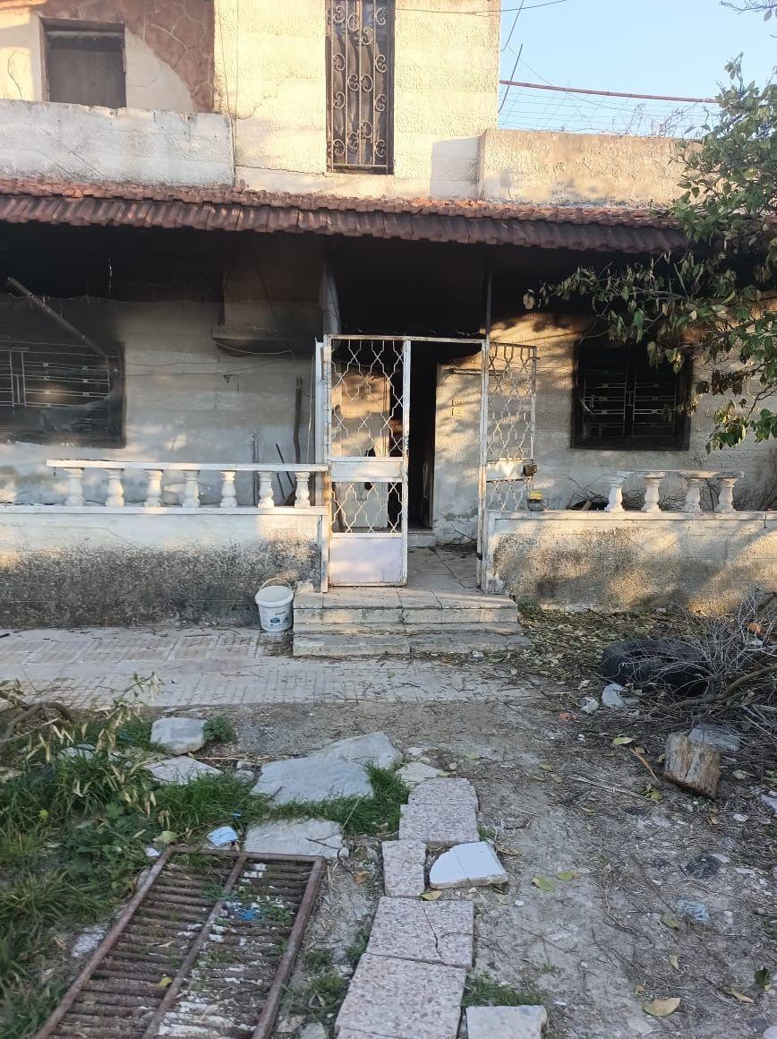  أُرسلت لبي بي سي: صورة لمنزل علويين في جبلة في اللاذقية تم حرقه من قبل مسلحين