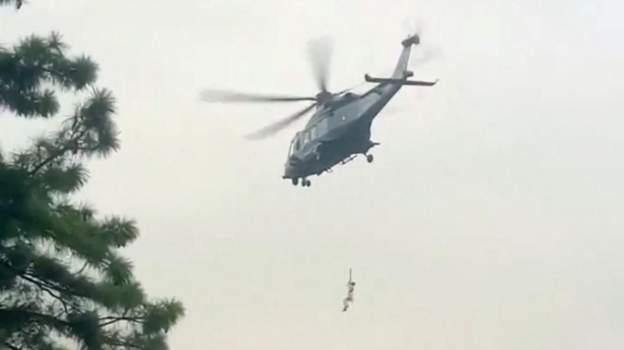 صورة لطائرة هيلوكوبتر لإنقاذ العالقين في التلفريك