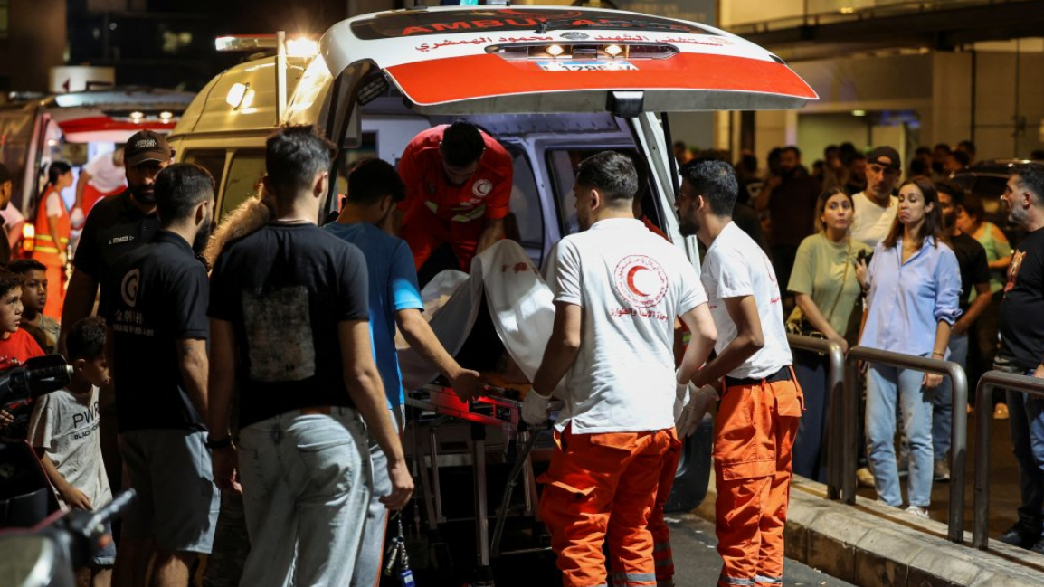 Traslado de un herido en a un hospital de Beirut.