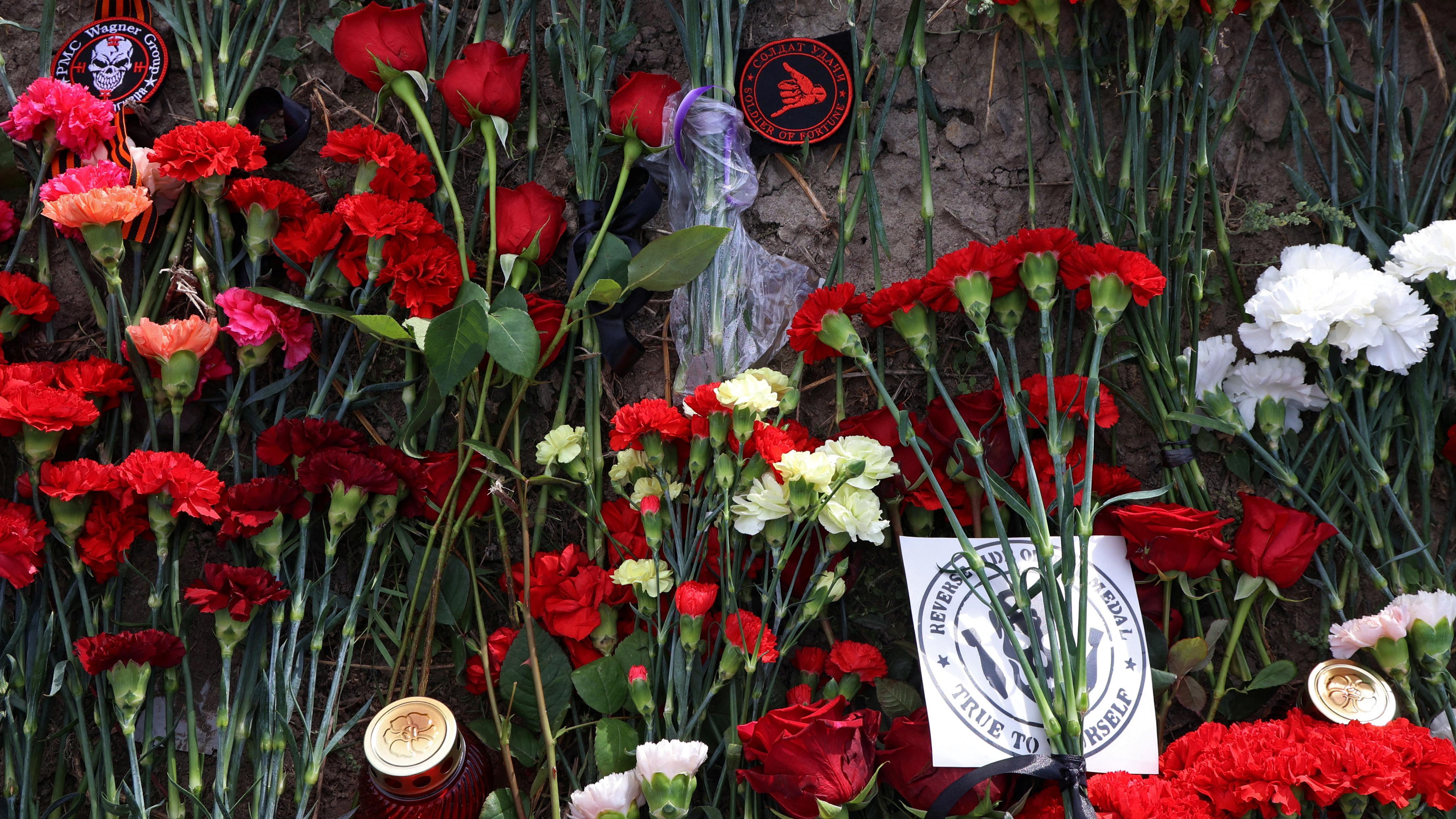 صورة لزهور وبقع العسكرية في نصب تذكاري مؤقت بالقرب من مركز PMC Wagner السابق، المرتبط بمؤسس مجموعة فاغنر، يفغيني بريغوجين، في سانت بطرسبرغ، روسيا في 24 أغسطس آب 2023.