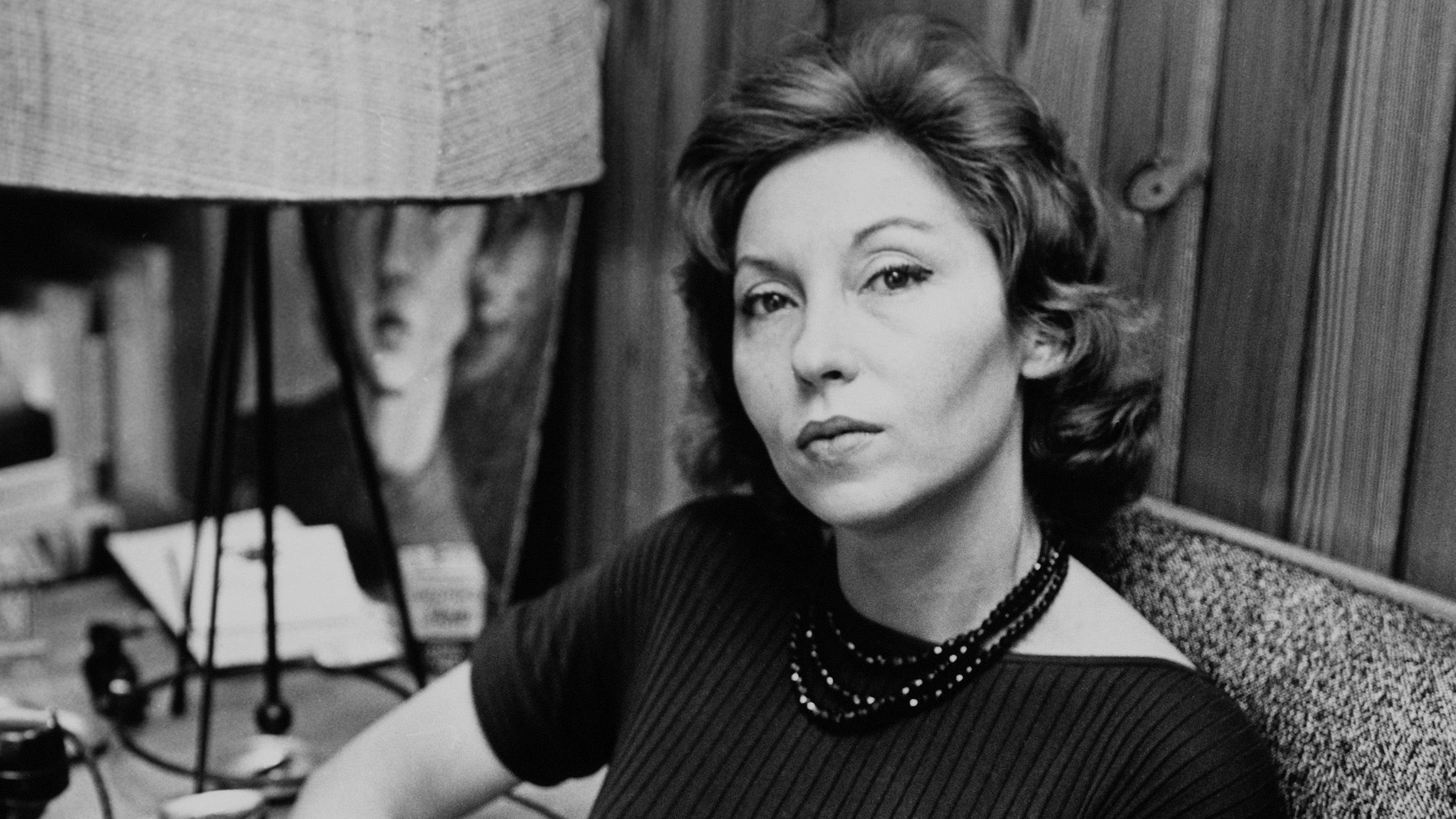 Clarice Lispector em foto em preto e branco