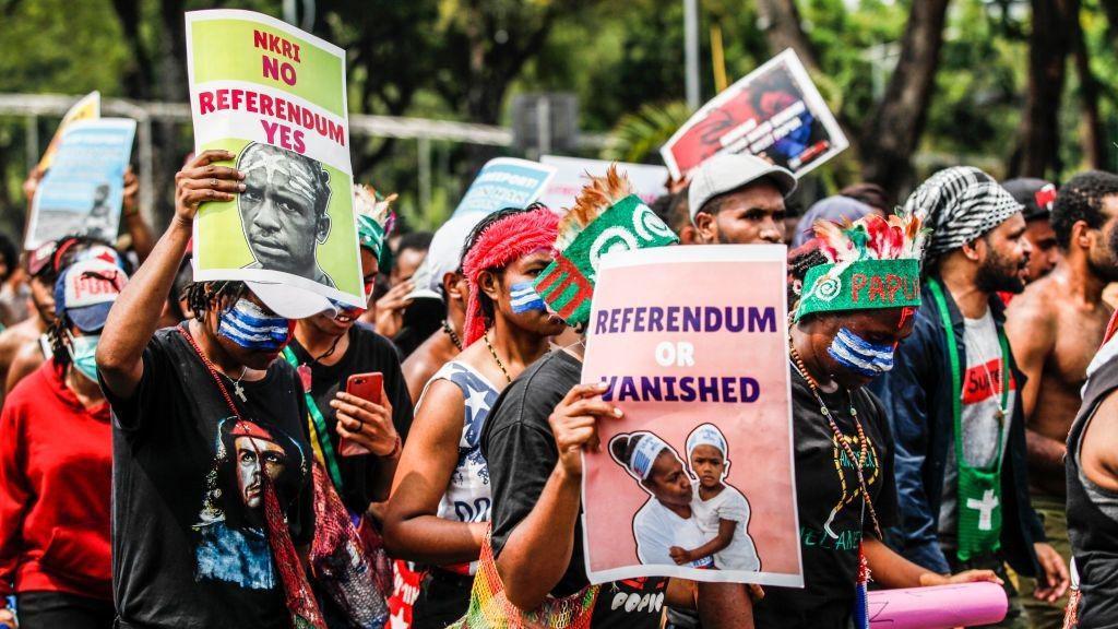 Aktivis Papua meneriakkan slogan-slogan saat protes menentang rasisme, di depan istana presiden di Jakarta, Indonesia, 22 Agustus 2019.