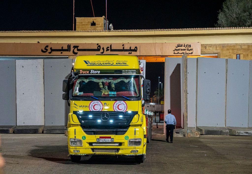 شاحنة مساعدات تقف أمام بوابة الجانب المصري من معبر رفح.