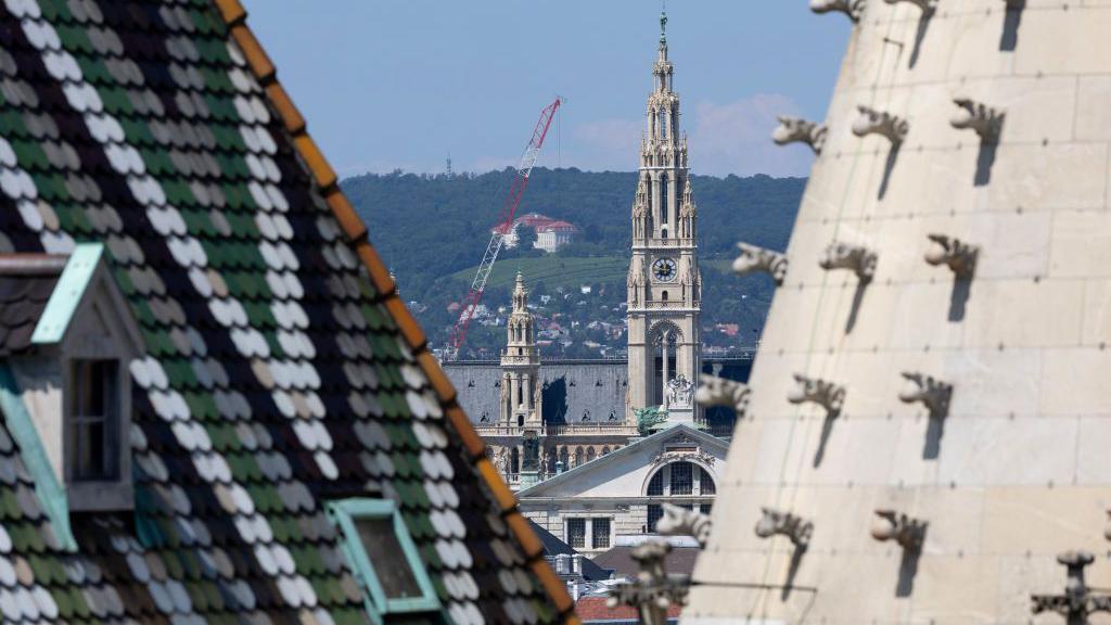 Vista de la catedral desde los tejados de algunas viviendas