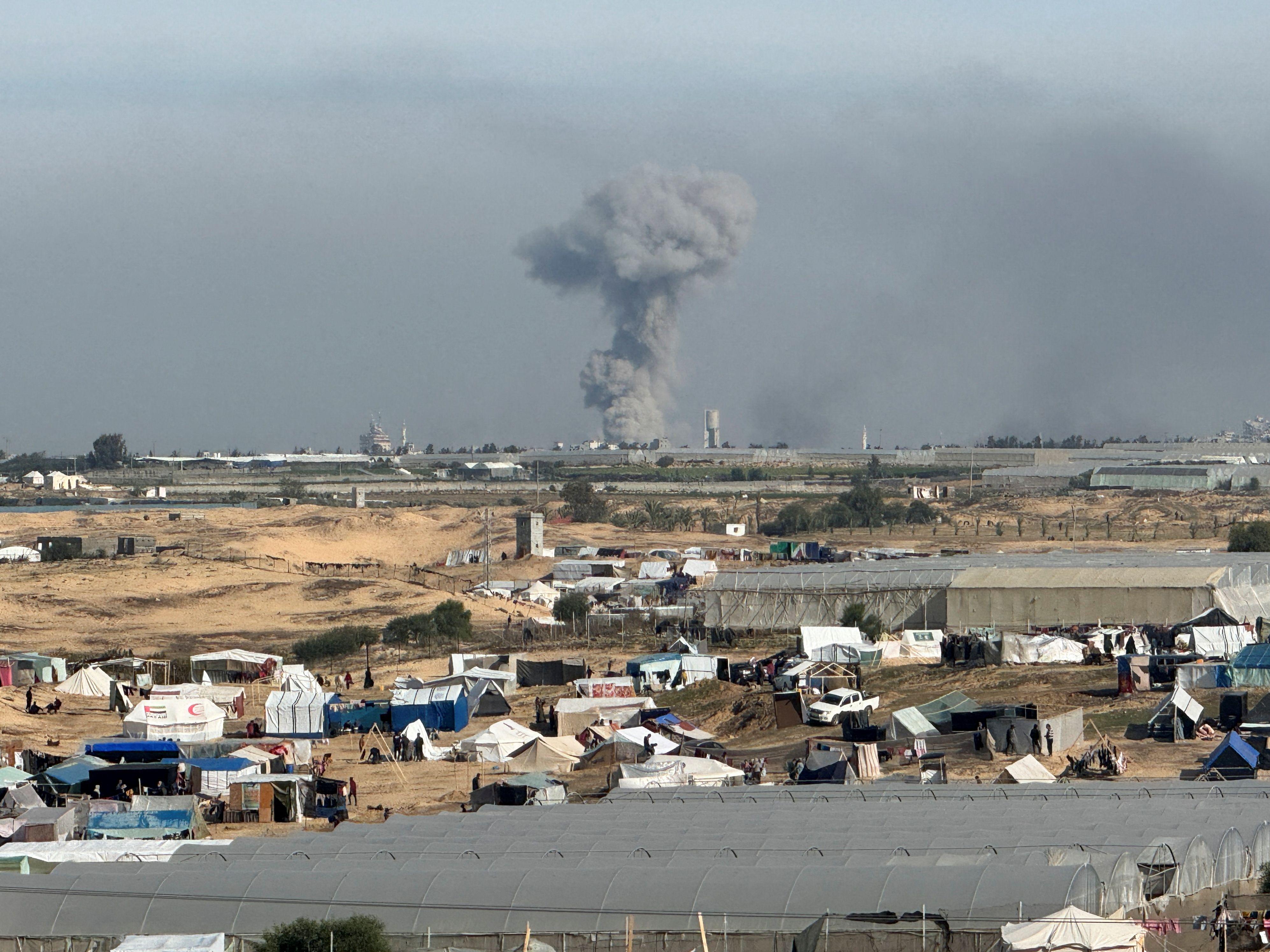 دخان متصاعد جراء القصف الإسرائيلي بالقرب من خيام النازحين في مدينة رفح