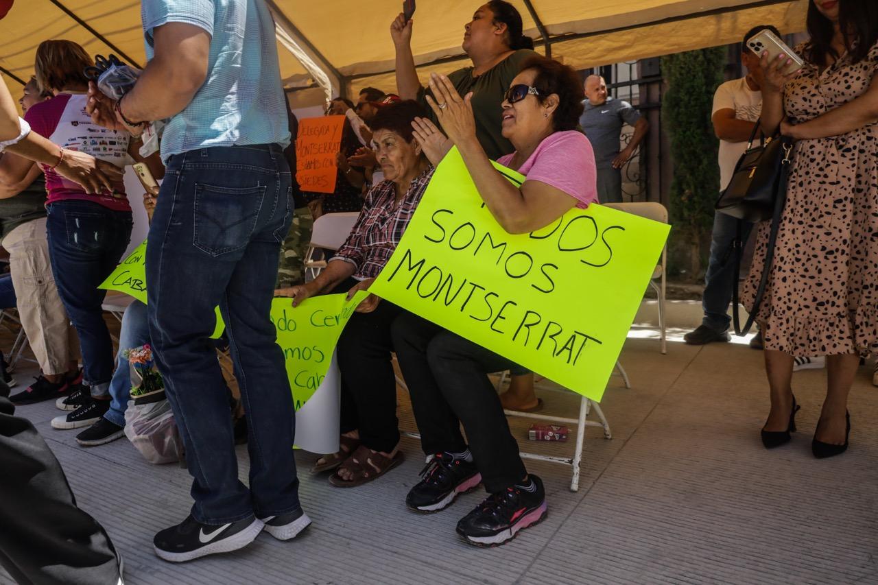 Una simpatizante aplaude a la presidenta municipal de Tijuana, Montserrat Caballero, durante la inauguración de una calle pavimentada en las faldas del cerro Colorado.
