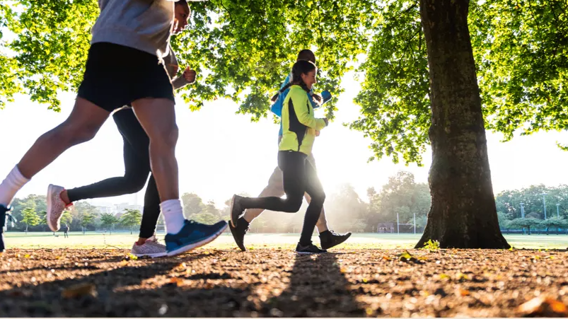 مجموعة من الأشخاص يركضون