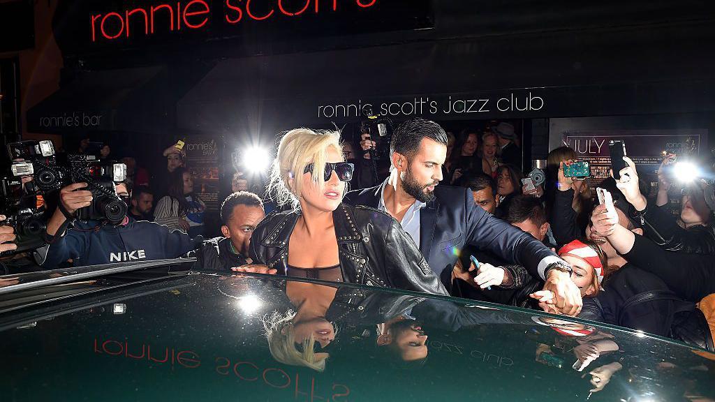 Lady Gaga está rodeada de fans y fotógrafos al salir del Ronnie Scott's Jazz Club en Londres.