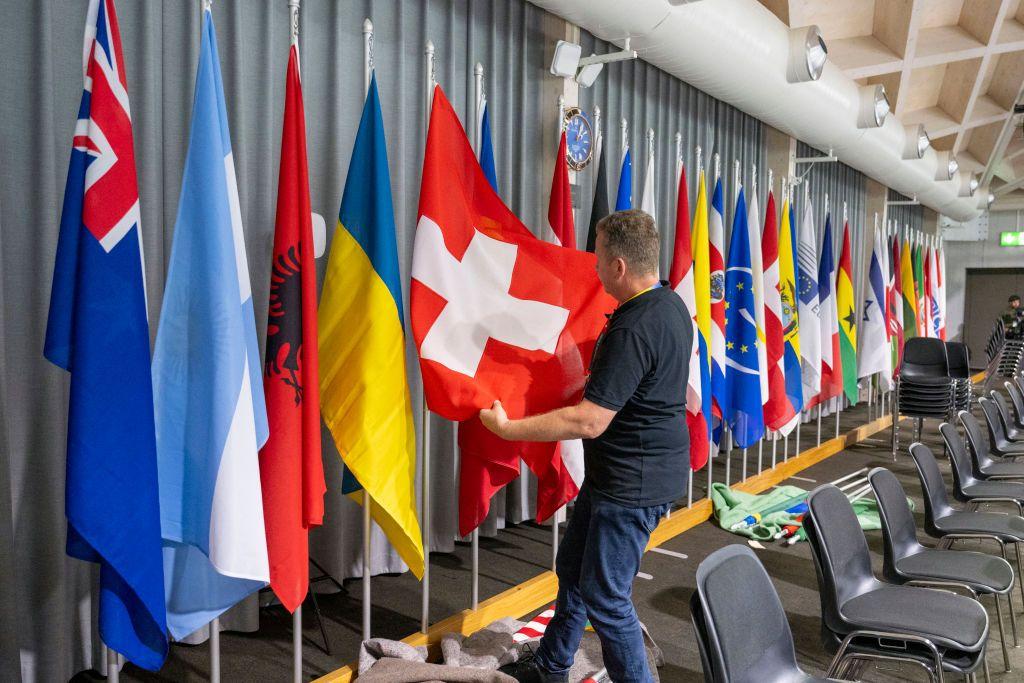 Banderas en el sitio de la cumbre de Suiza