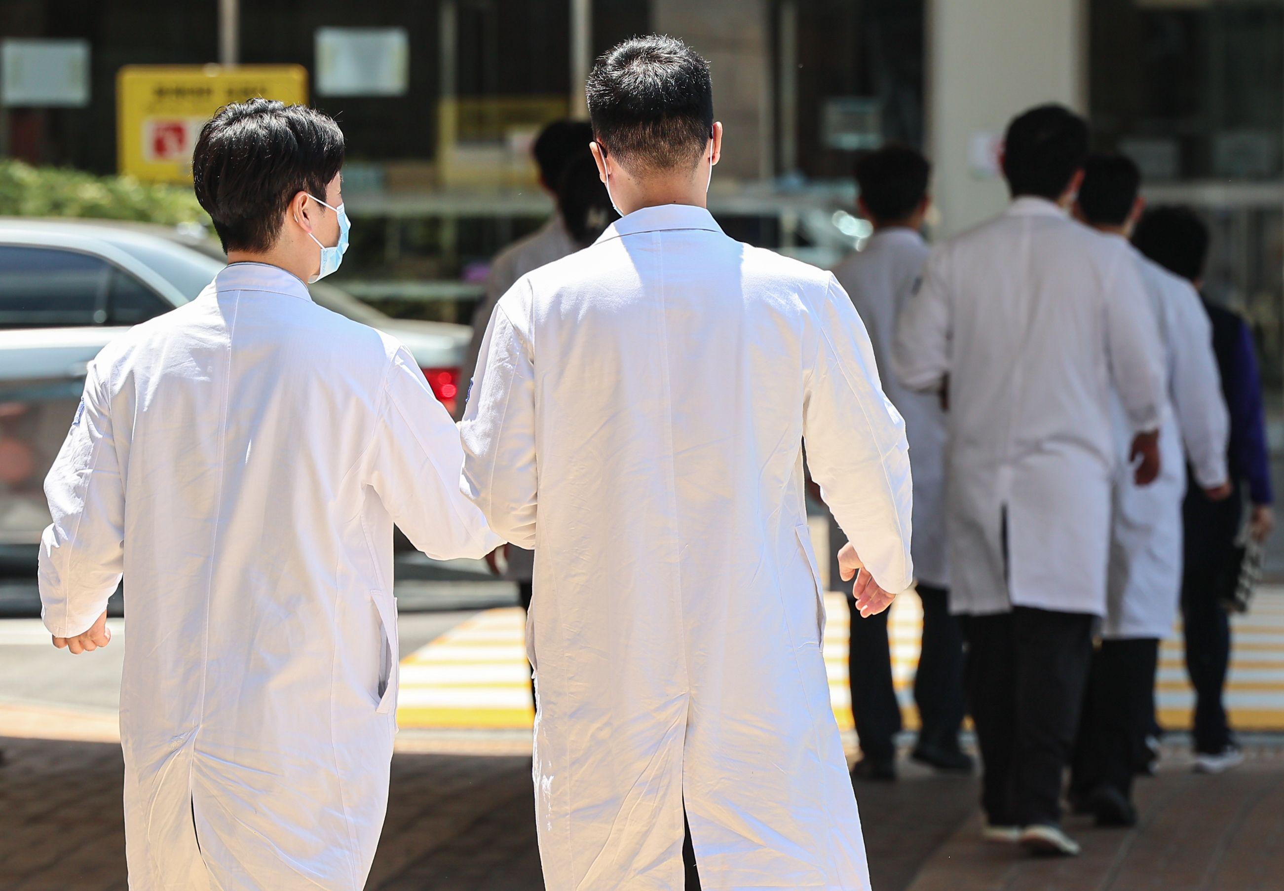 서울 시내 한 대학병원에서 의료진이 발걸음을 옮기고 있다.